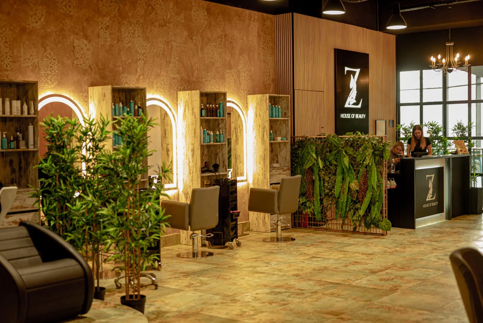 Pogled na salon od ulaza prema recepciji