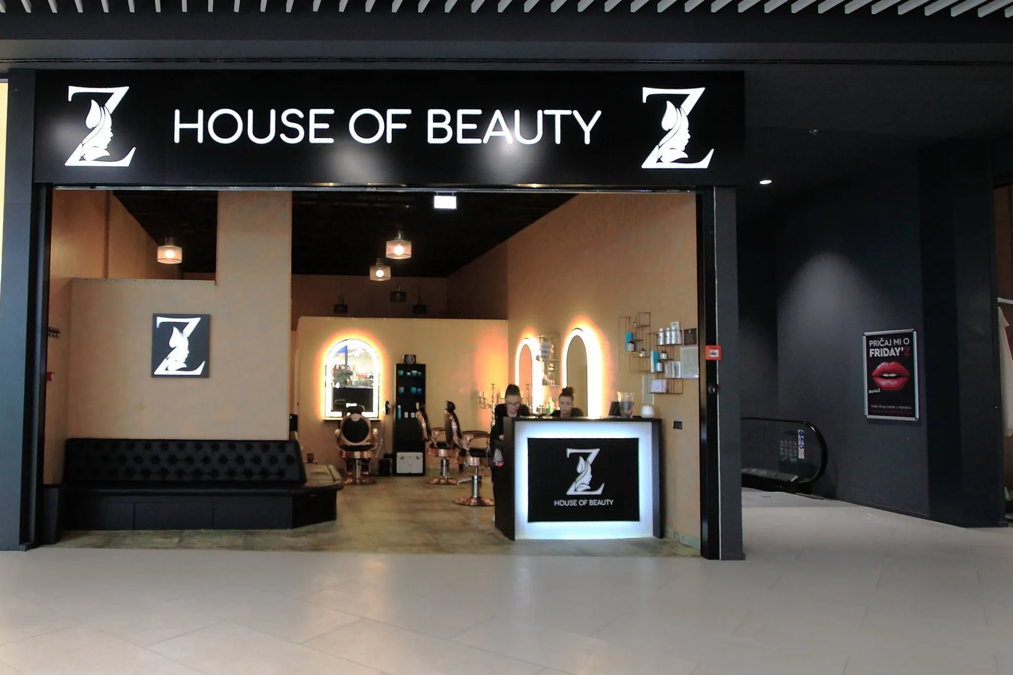 Ulaz u salon u Z Centru, crni natpis House of Beauty sa zlatnim Z